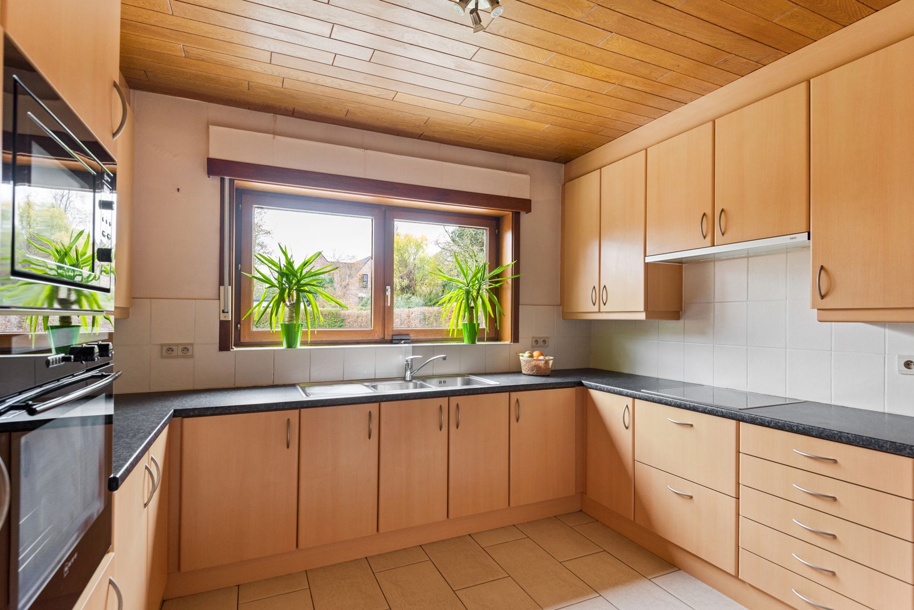 Kom de ruimte ontdekken in en achter deze halfopen bebouwing foto 9