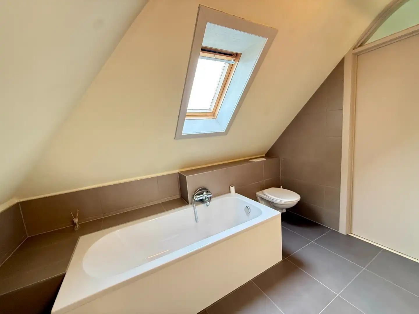 Rustig gelegen alleenstaande woning met mooi ingerichte tuin en 3 slaapkamers  foto 13