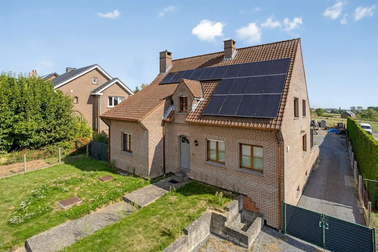 Zeer ruime woning (400m²) met 4 slaapkamers + 2 badkamers  foto {{pictureIndex}}