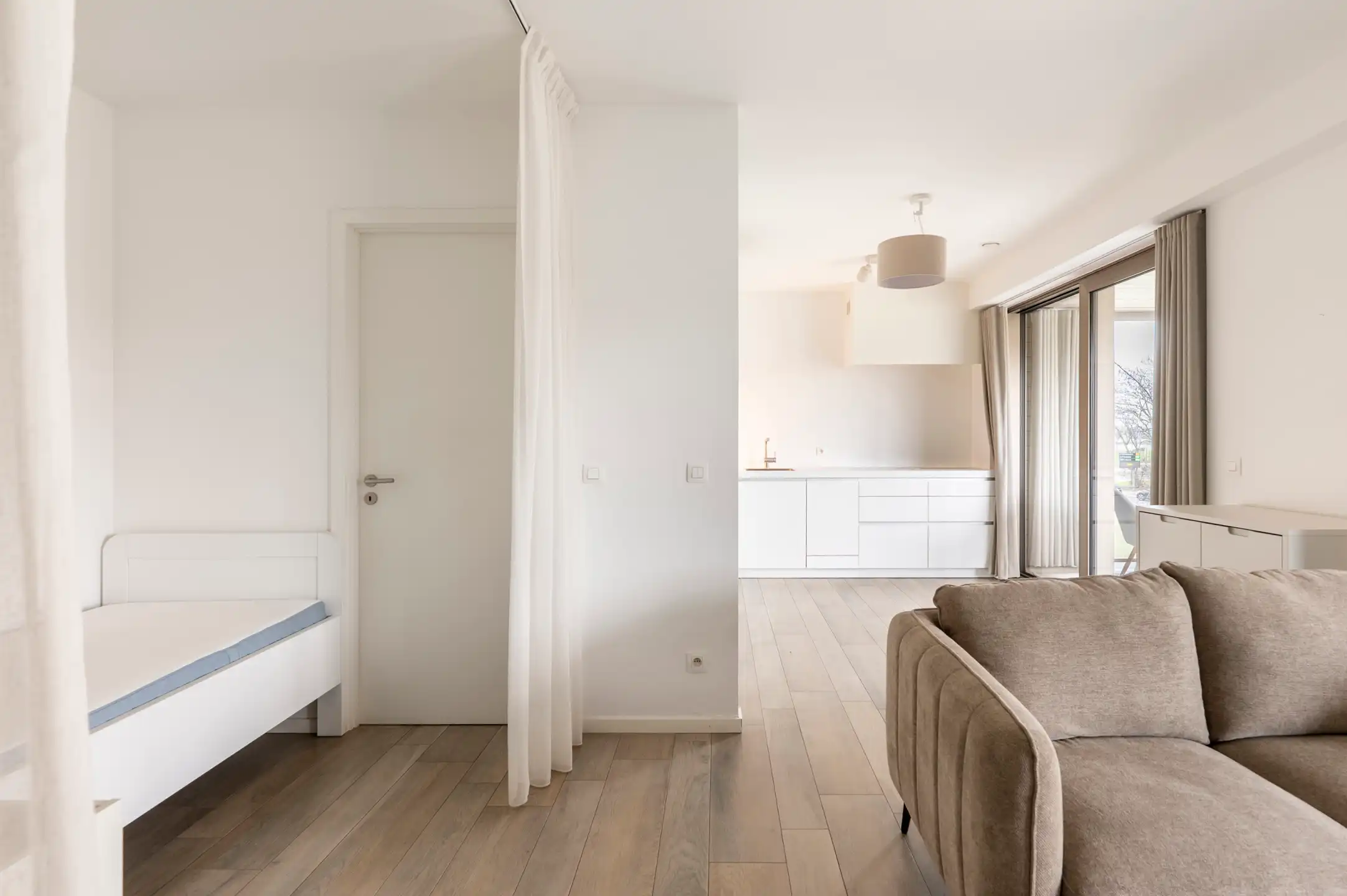 ANTWERPEN ZUID - Gemeubelde studio met terras  foto 3