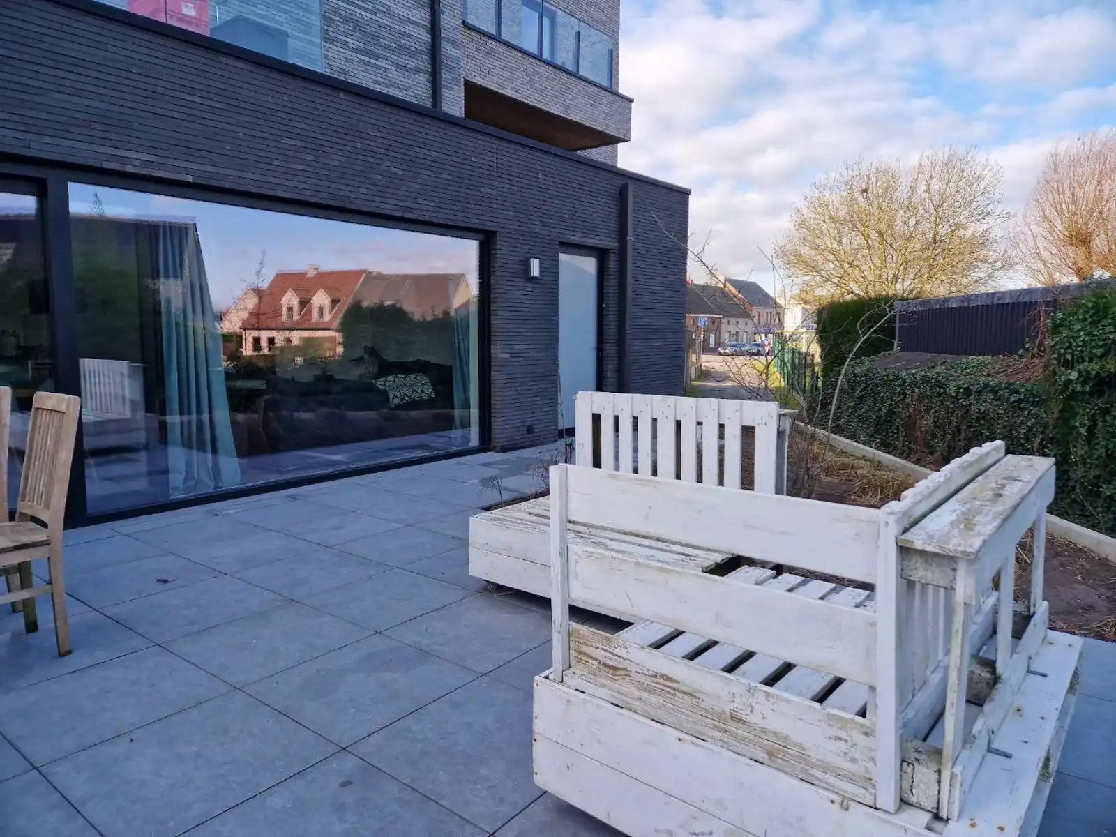Gelijkvloers appartement met 2 slaapkamers, tuin en garage foto 9
