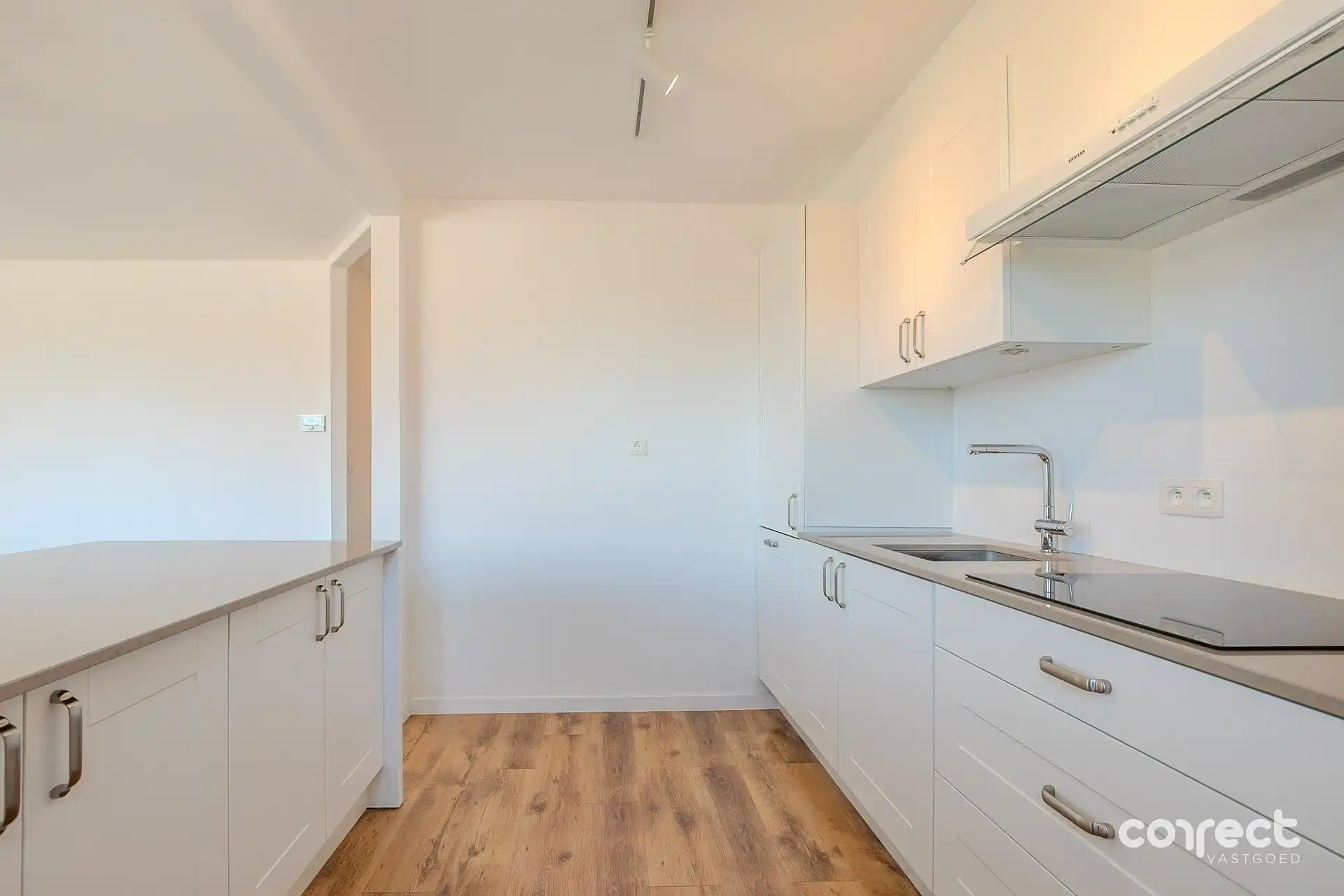 Volledig gerenoveerd appartement met 2 slaapkamers, dressing/slaapkamer en zonnig terras. foto 3