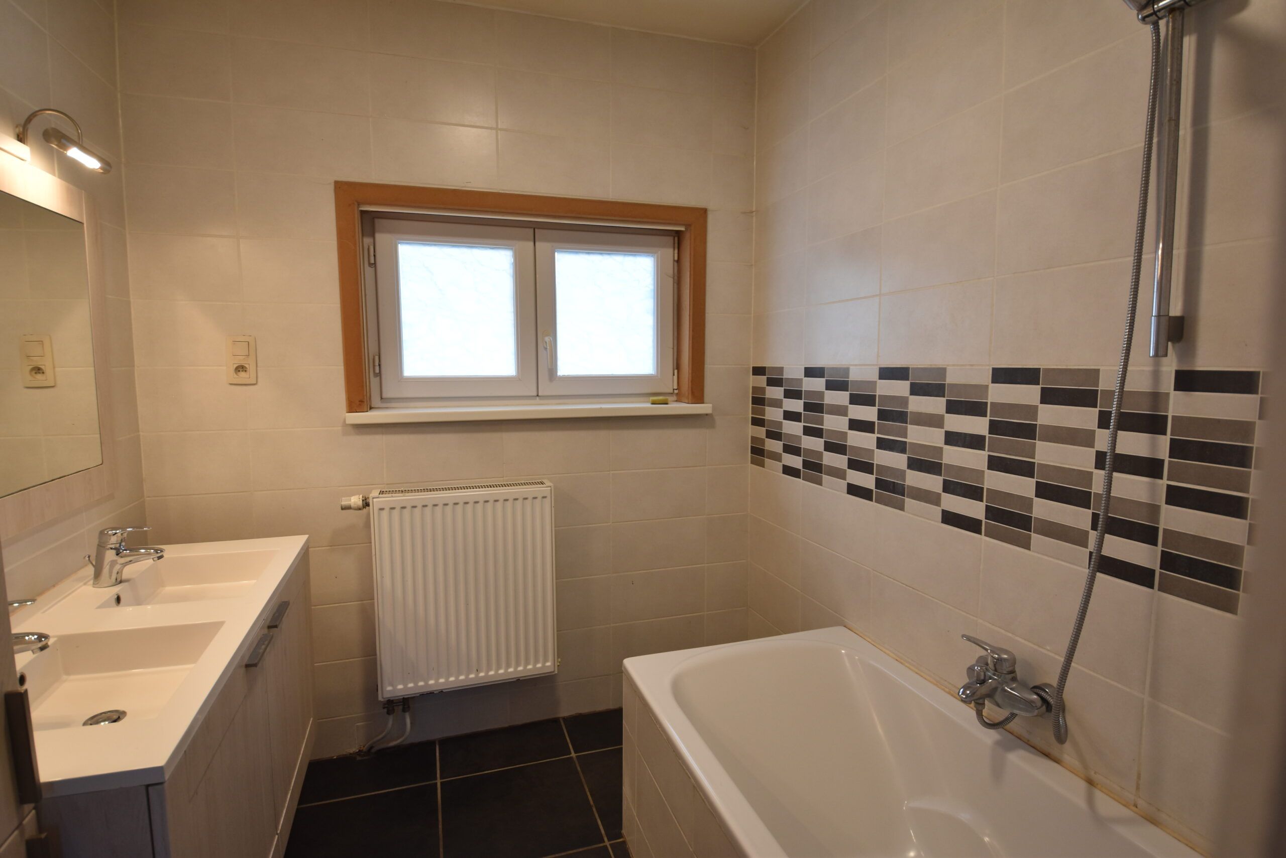 Gerenoveerde ruime woning met 3 slaapkamers foto 6