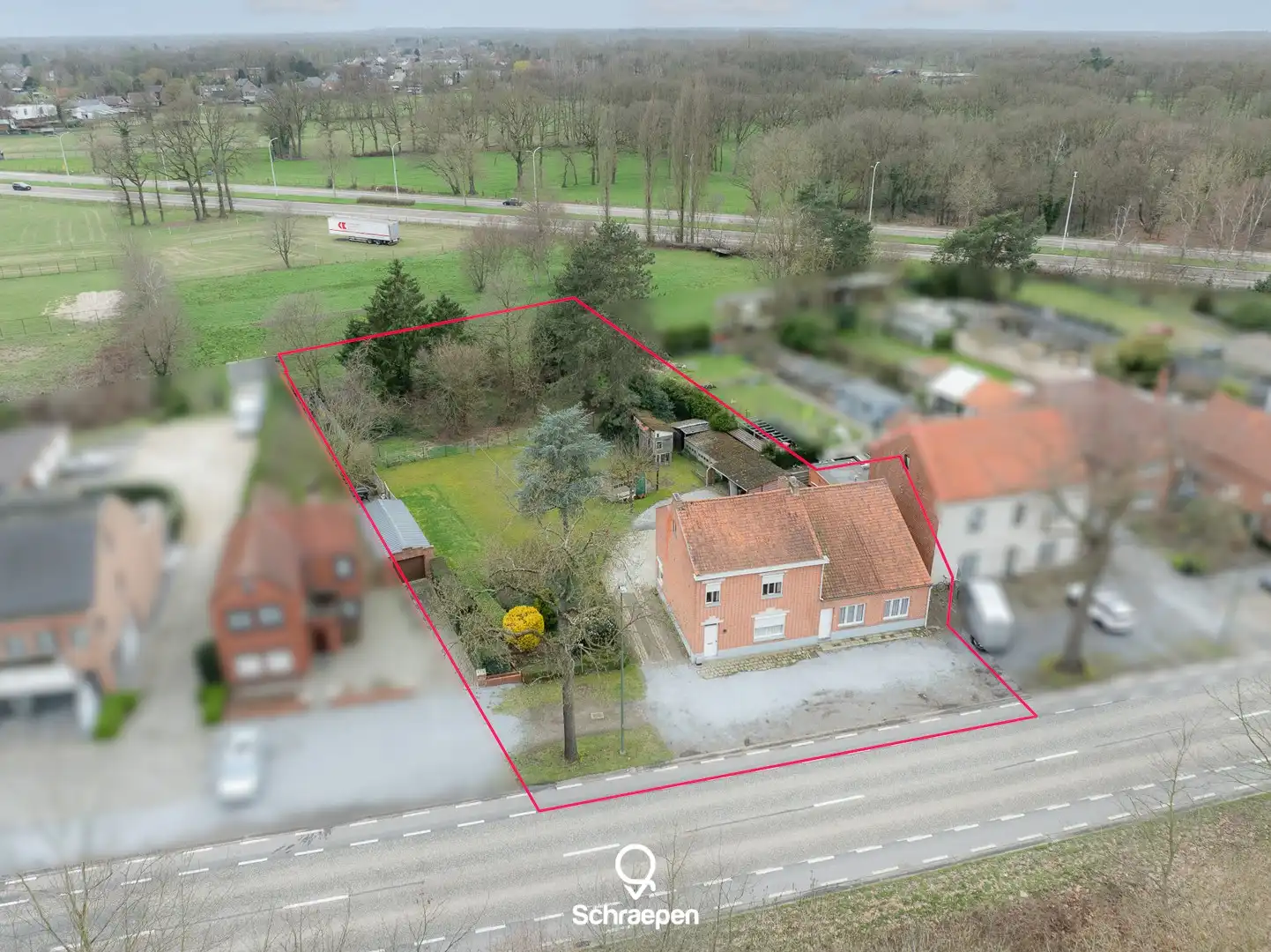 Hoofdfoto van de publicatie: Af te breken tweewoonst op zuidwestelijk perceel van 16,5 are met maar liefst 28,5 m straatbreedte!