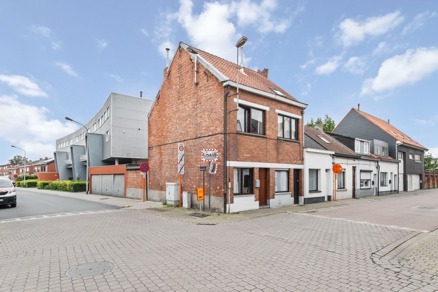 Hoofdfoto van de publicatie: Deels gerenoveerde stadswoning met 2 slaapkamers