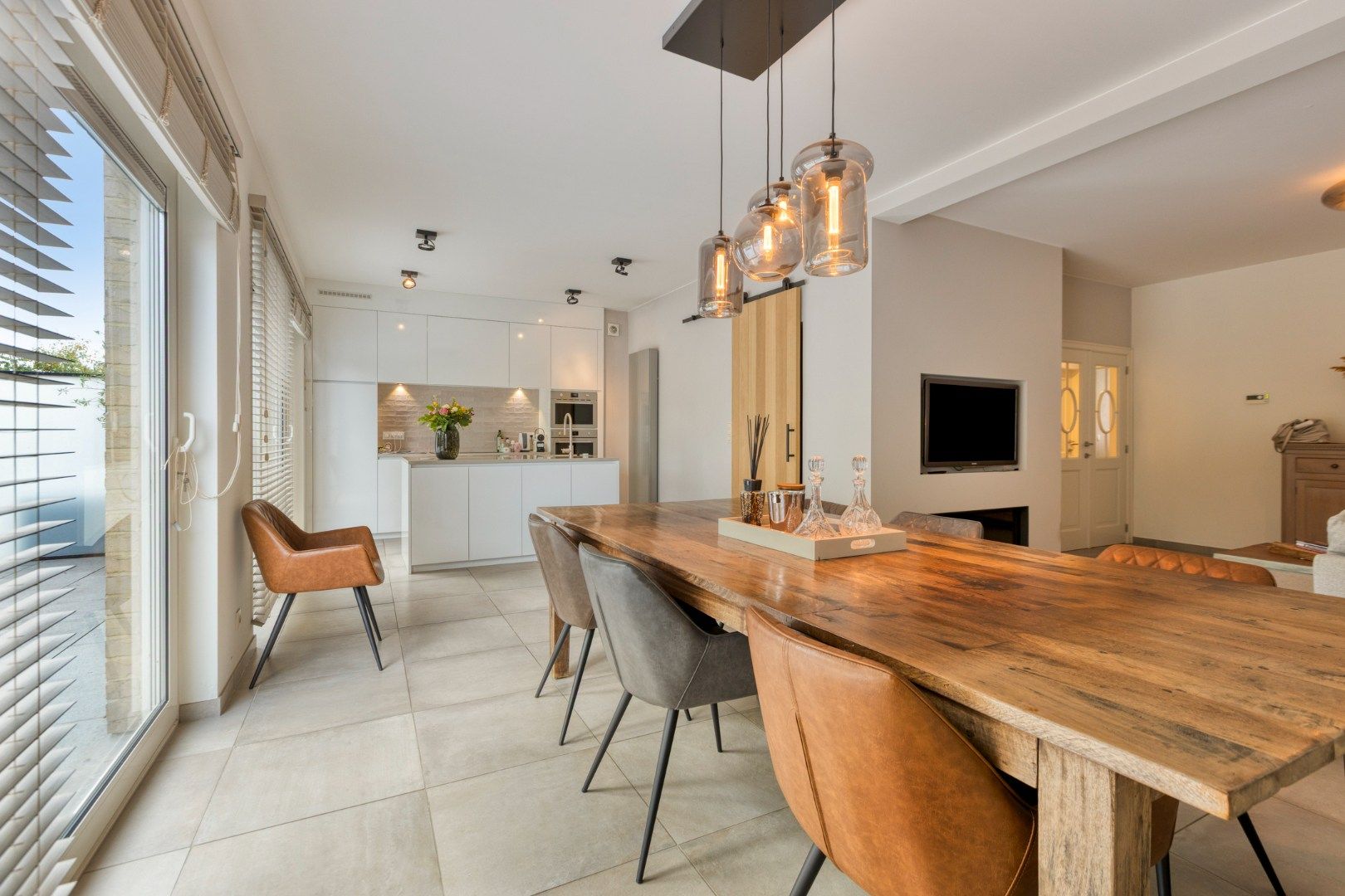 Ruim appartement met 2 slpks, parkeerplaats en dubbele garagebox in Mol-centrum ! foto 6