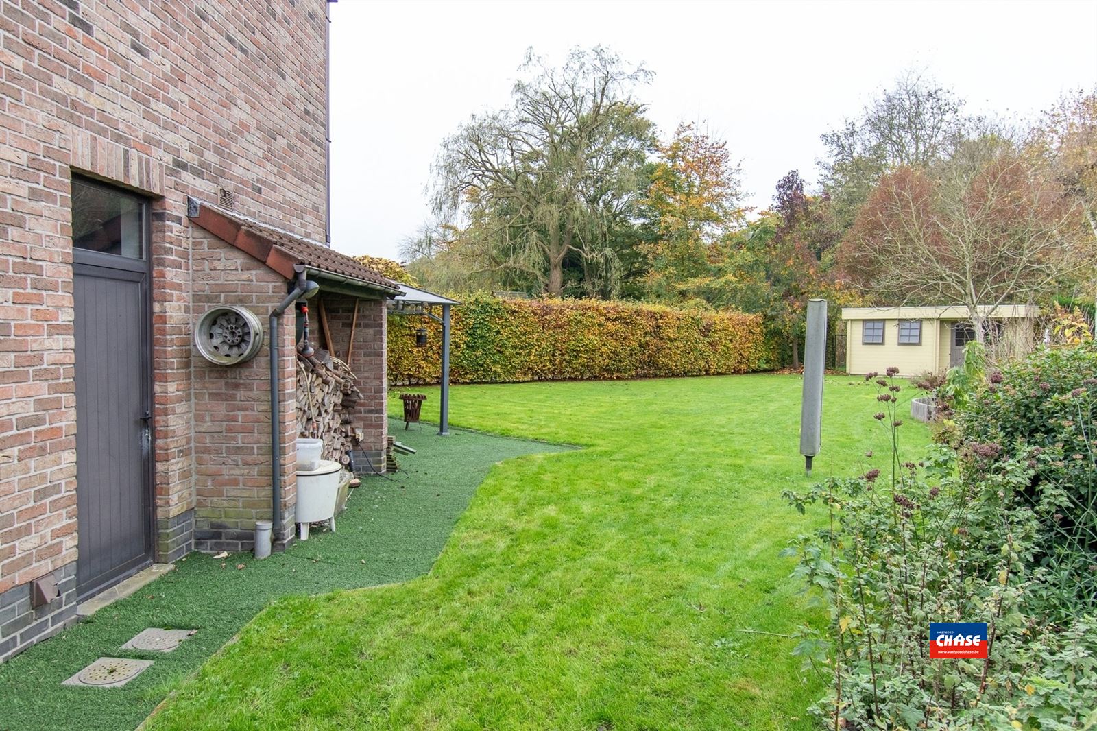 Unieke villa op toplocatie met drie slaapkamers, ruime inpandige garage, dubbele oprit en mooie tuin omringd door natuurgebied foto 26