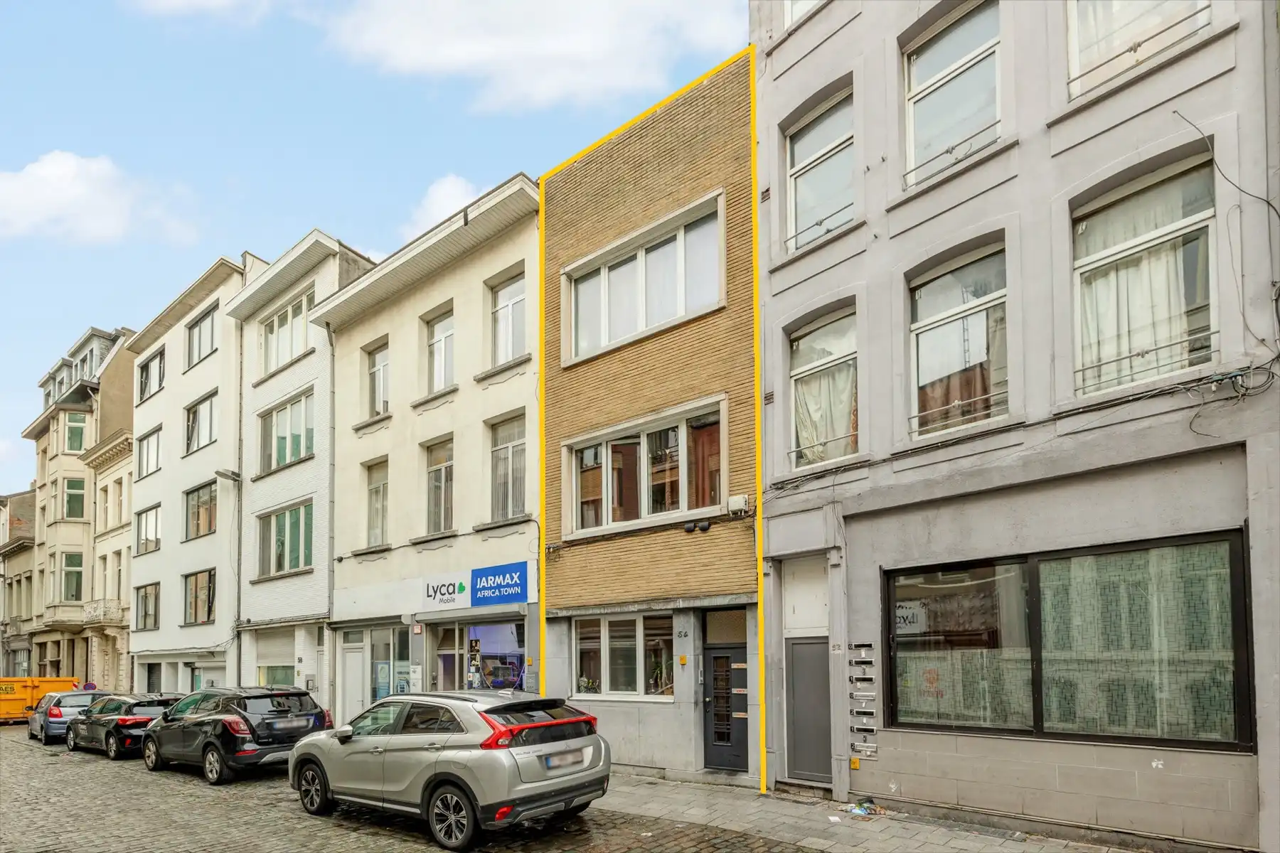 Vergund en gerenoveerd opbrengsteigendom bestaande uit 3 app foto {{pictureIndex}}