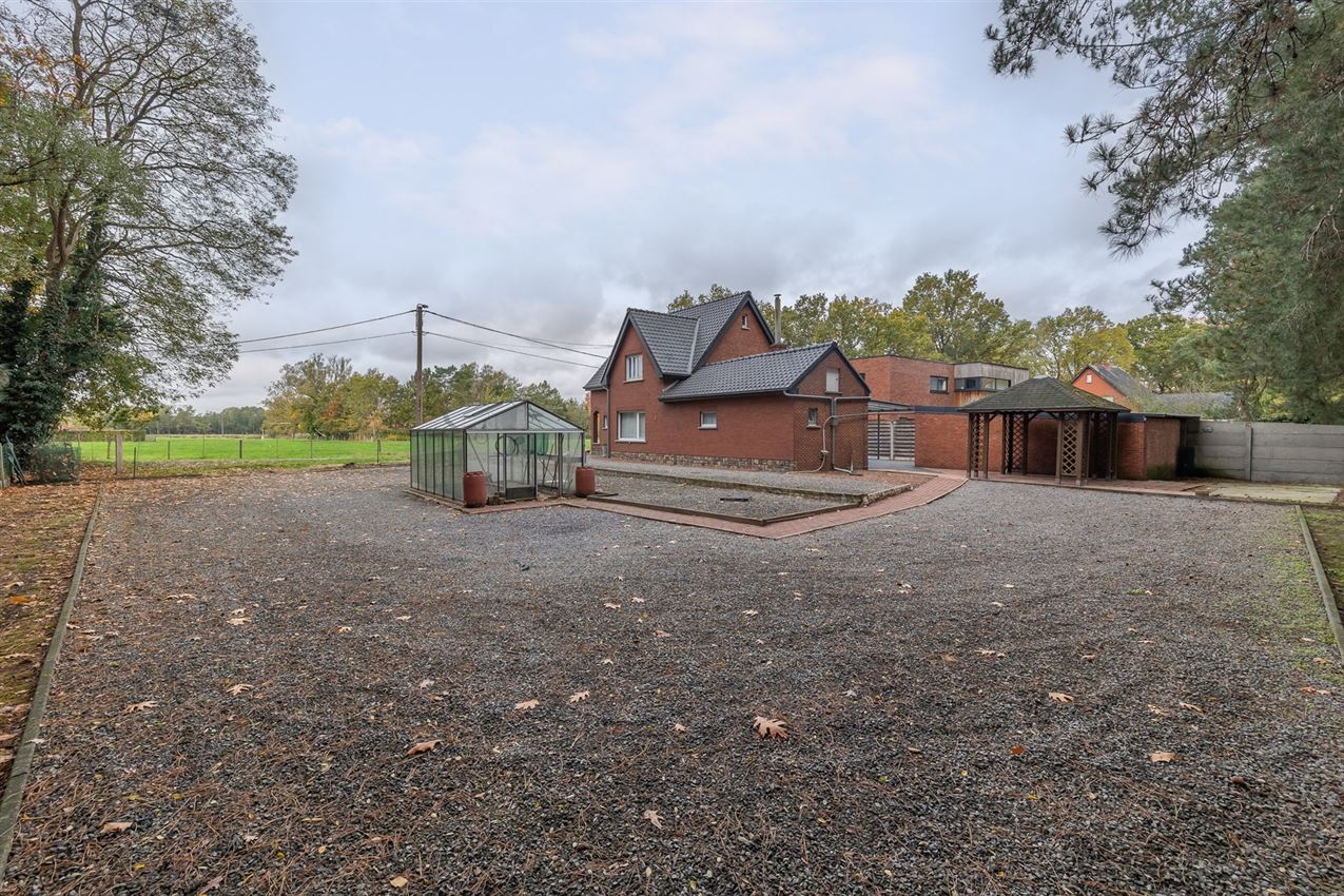 Temidden van agrarisch gebied, grenzend aan bos foto 33