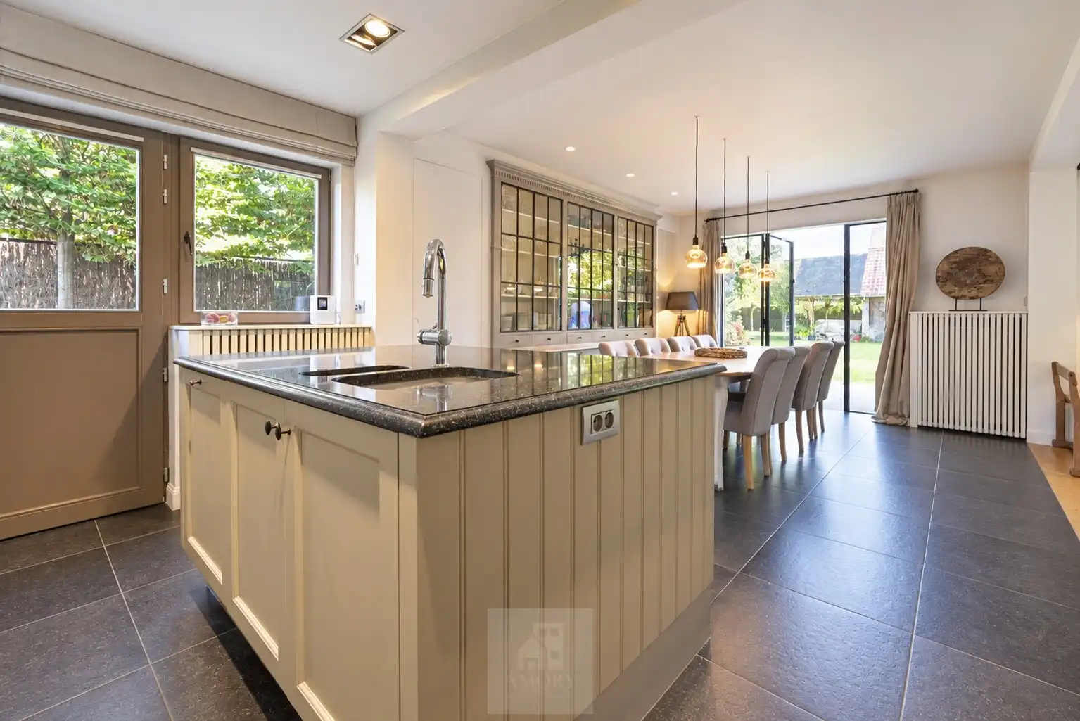 Hoogwaardig gerenoveerde villa op ruim perceel met uniek bijgebouw foto 8