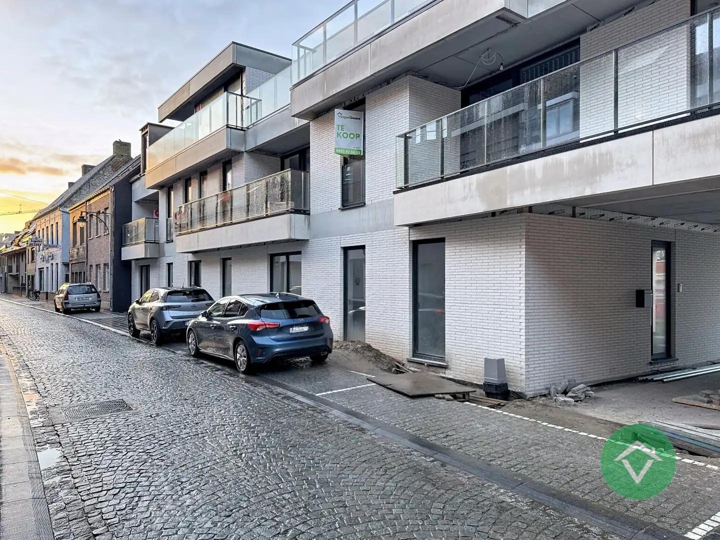 Volledig geschilderd Instapklaar appartement met garage in centrum Koekelare foto {{pictureIndex}}