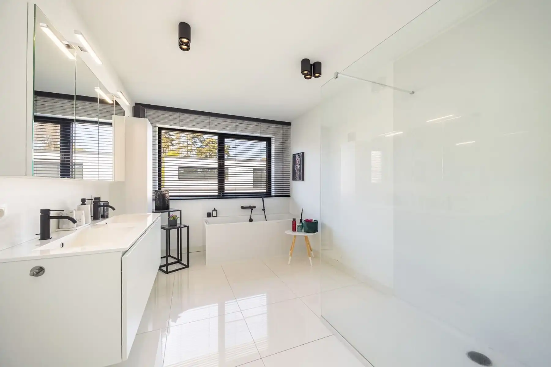 Recente halfopen BEN-woning met zwembad foto 12