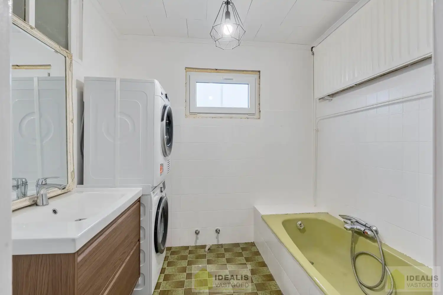 INSTAPKLARE GERENOVEERDE BUNGALOW MET LICHTRIJKE LEEFRUIMTE EN AANSLUITEND ZEER RUIME MODERNE KEUKEN, BADKAMER, VERANDA EN 3 GOEDE SLAAPKAMERS OP EEN KNAP PERCEEL VAN 9A 48A. DAARNAAST IS DE WONING VOLLEDIG ONDERKELDERD! Deze goed ingedeelde woning omvat +-145m² bewoonbare oppervlakte verdeeld over een lichtrijke woonkamer met aansluitend een zeer ruime moderne keuken, badkamer, veranda, 3 goede slaapkamers en tevens is de woning volledig onderkelderd. De woning is gelegen op een aangenaam perceel van 9a 48ca vlakbij het centrum van Bree, op fietsafstand van winkels, horeca en scholen,… Zeer geschikt voor kandidaten op zoek naar een gerenoveerde woning die ruimte en rust biedt doch dicht bij allerlei faciliteiten is gelegen. foto 20