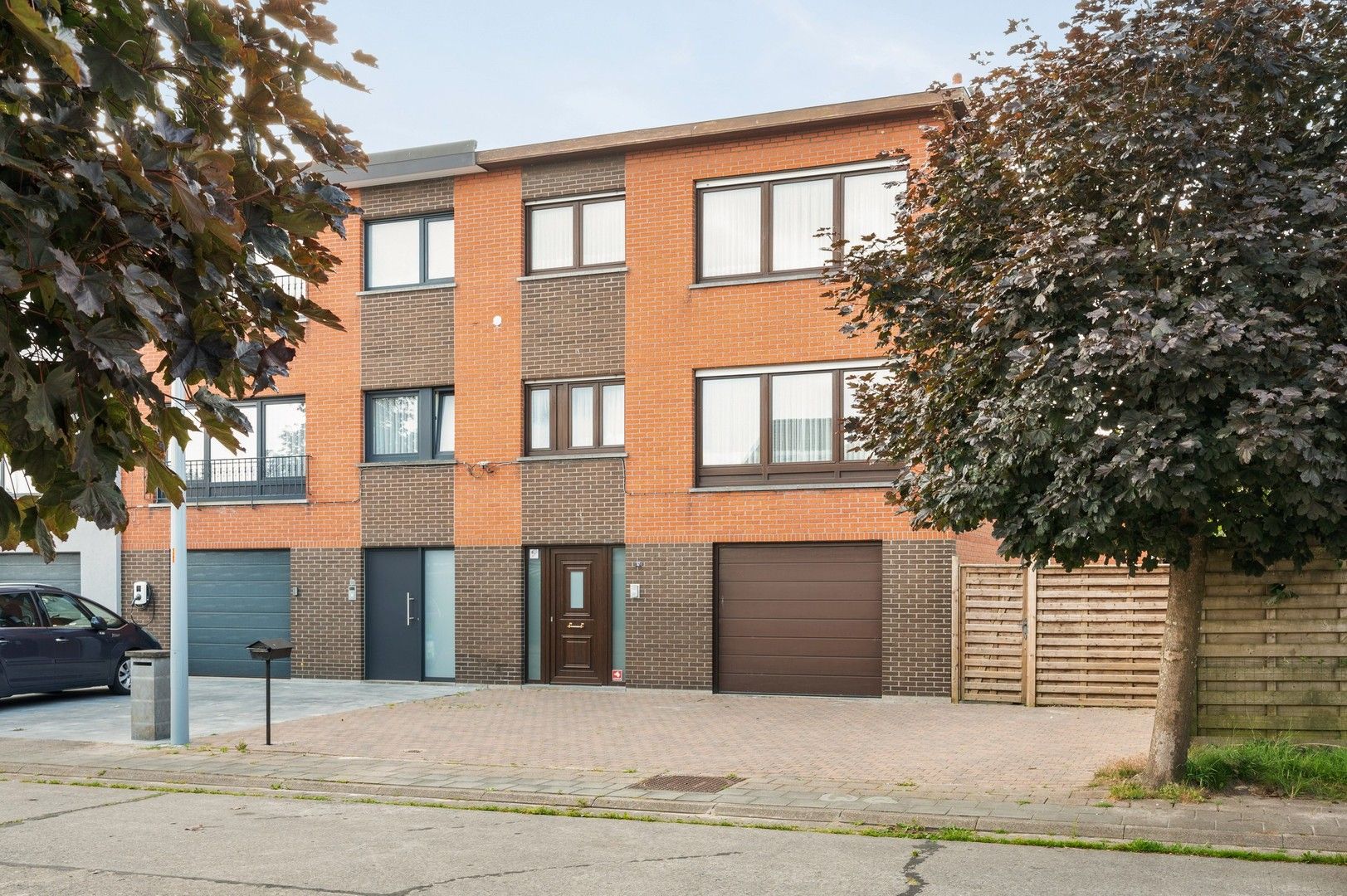 Te renoveren gezellige bel-etage hoekwoning met leuke tuin, 3 slaapkamers en grote garage foto 2