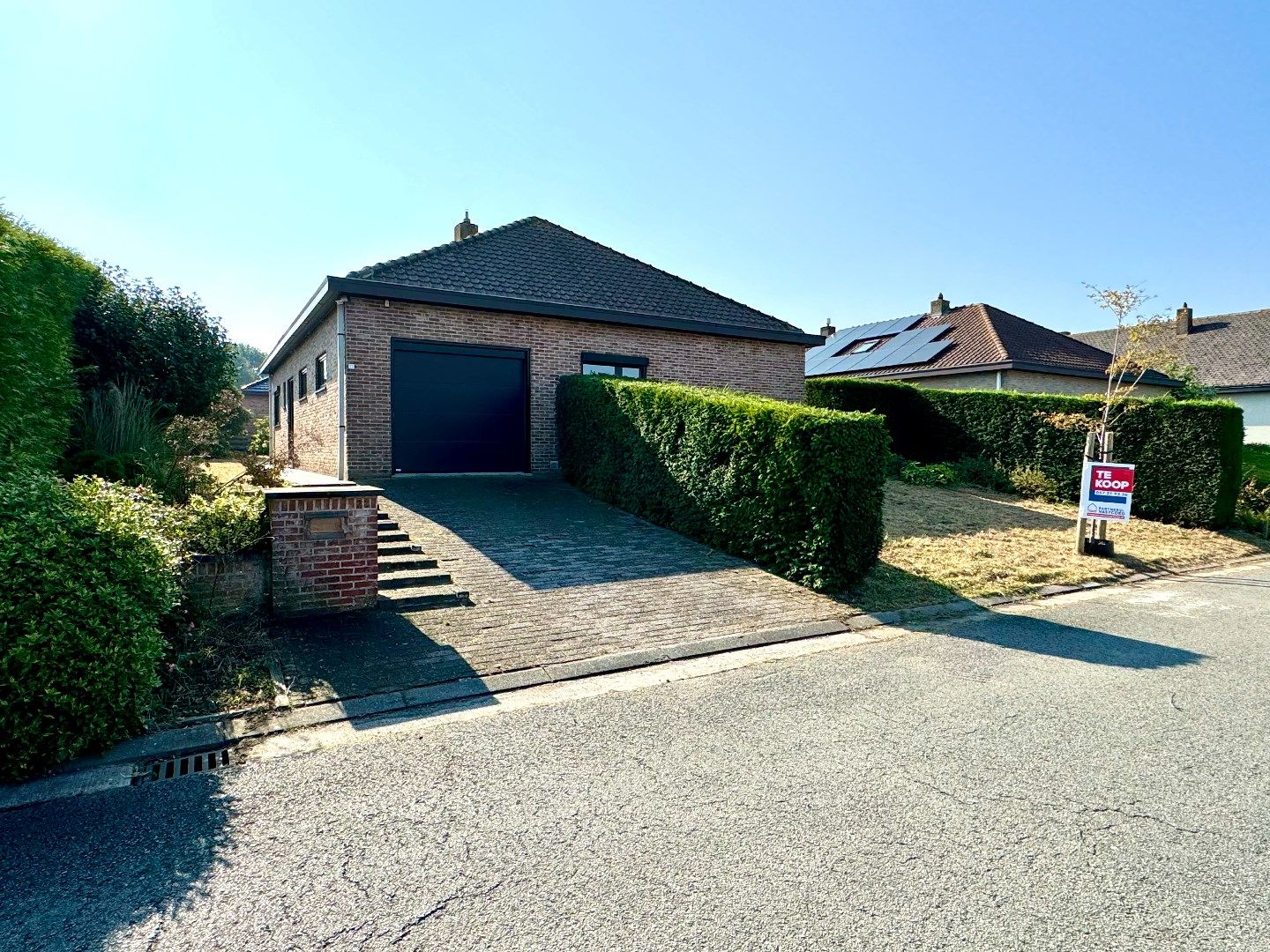 GELIJKVLOERSE WONING MET 3 SLPKS, GARAGE EN TUIN foto 2