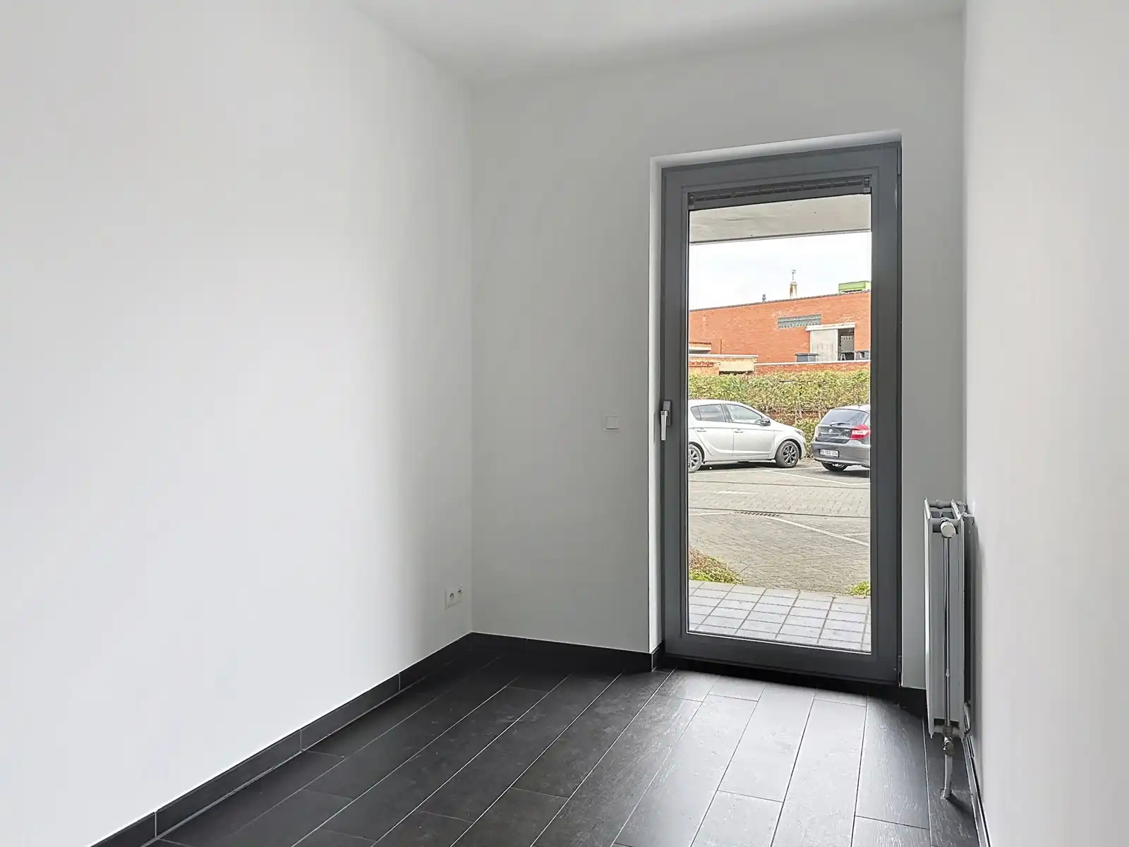 Instapklaar gelijkvloers met twee slaapkamers en ondergrondse staanplaats foto 21