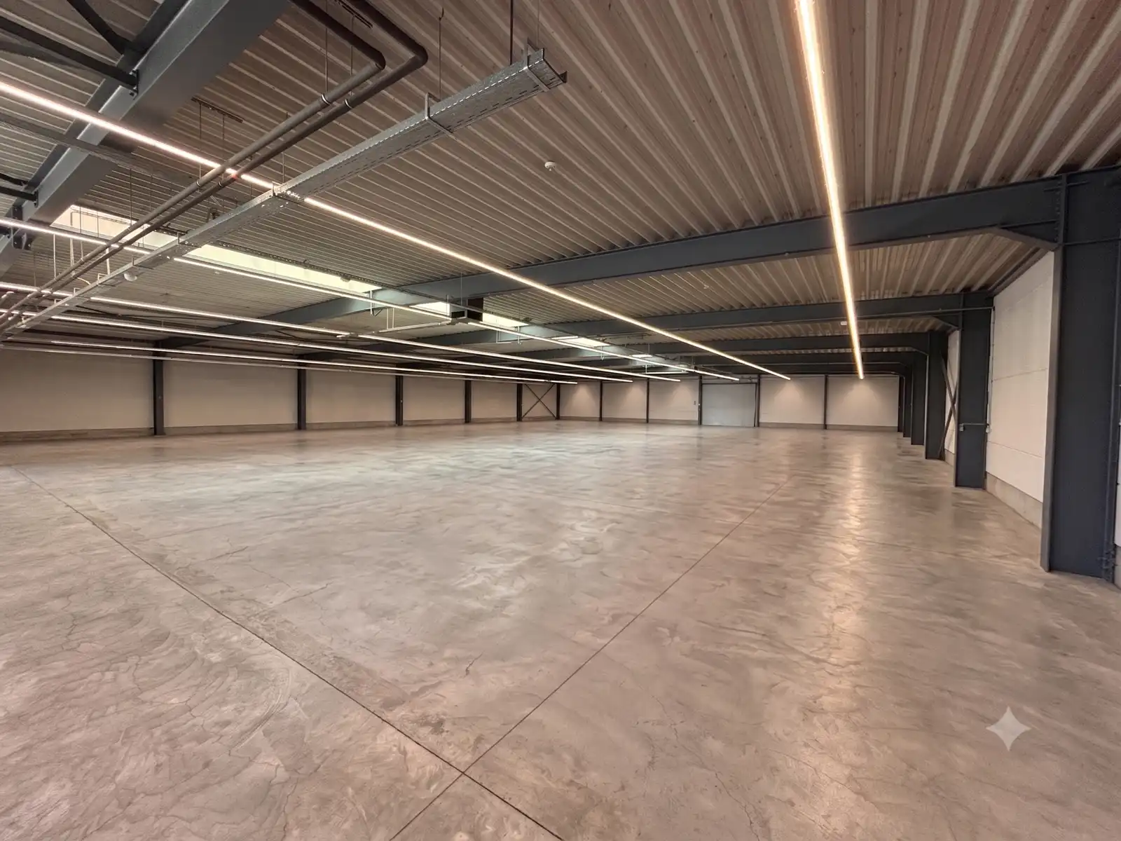 Handelspand 1.700 m² te huur Tongeren zichtlocatie foto 4