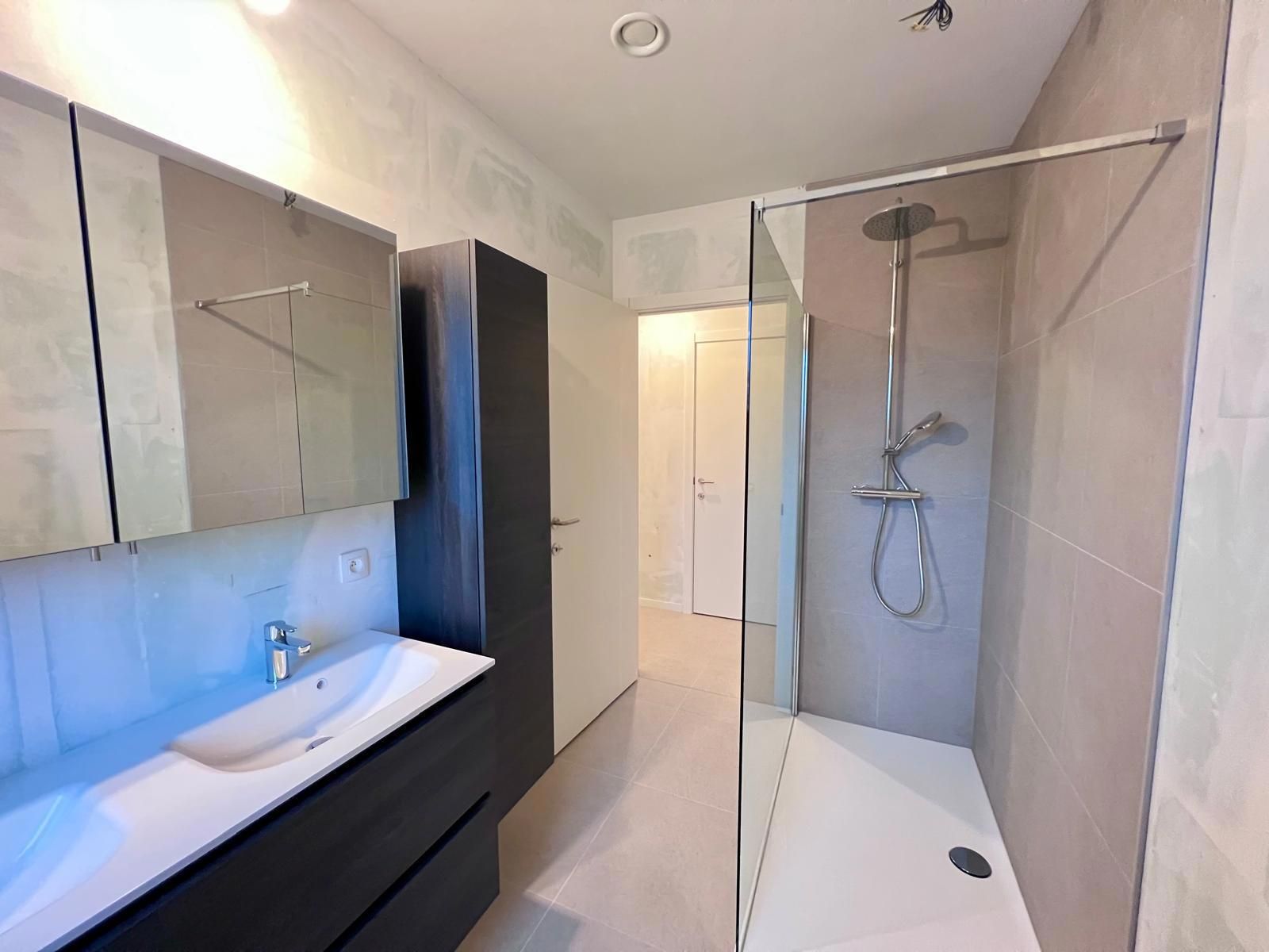 Licht, ruimte en comfort: nieuwbouwappartement met uniek zicht foto 19