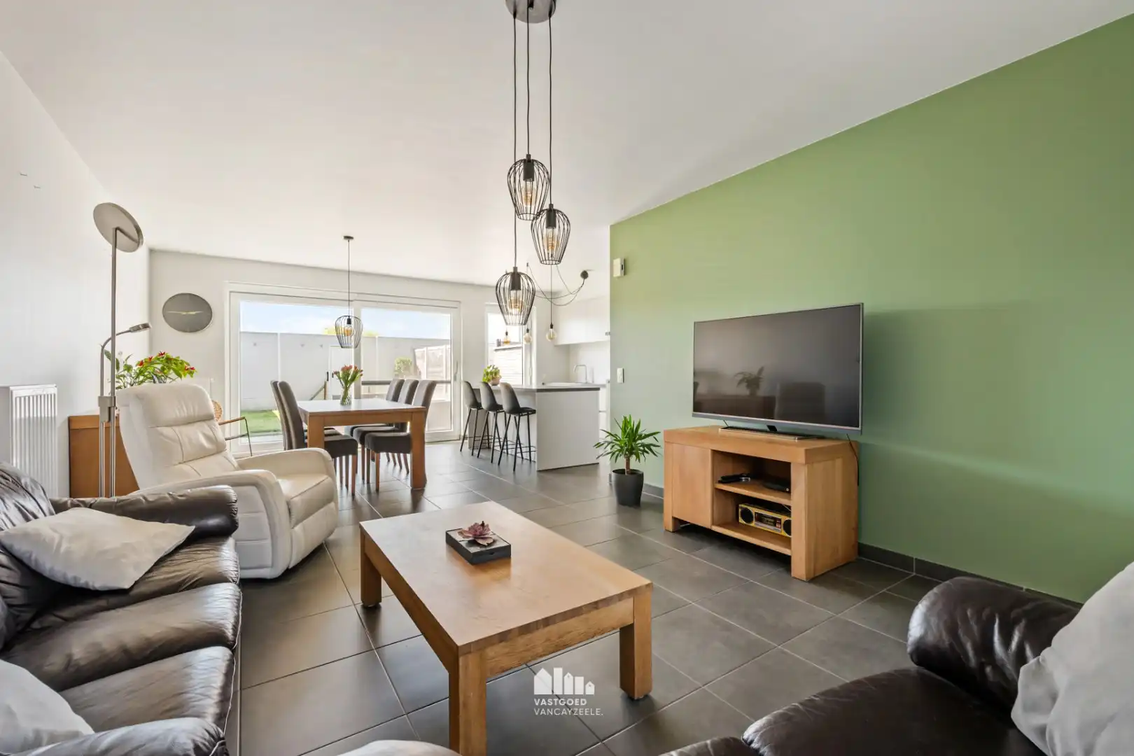 Recente nieuwbouwwoning (2020) met zonnige tuin, garage en uitweg foto 5