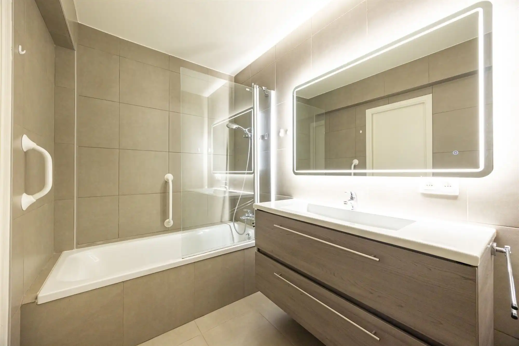 Ruim app. met 3 slpkmrs en 2 terrassen én garage foto 12