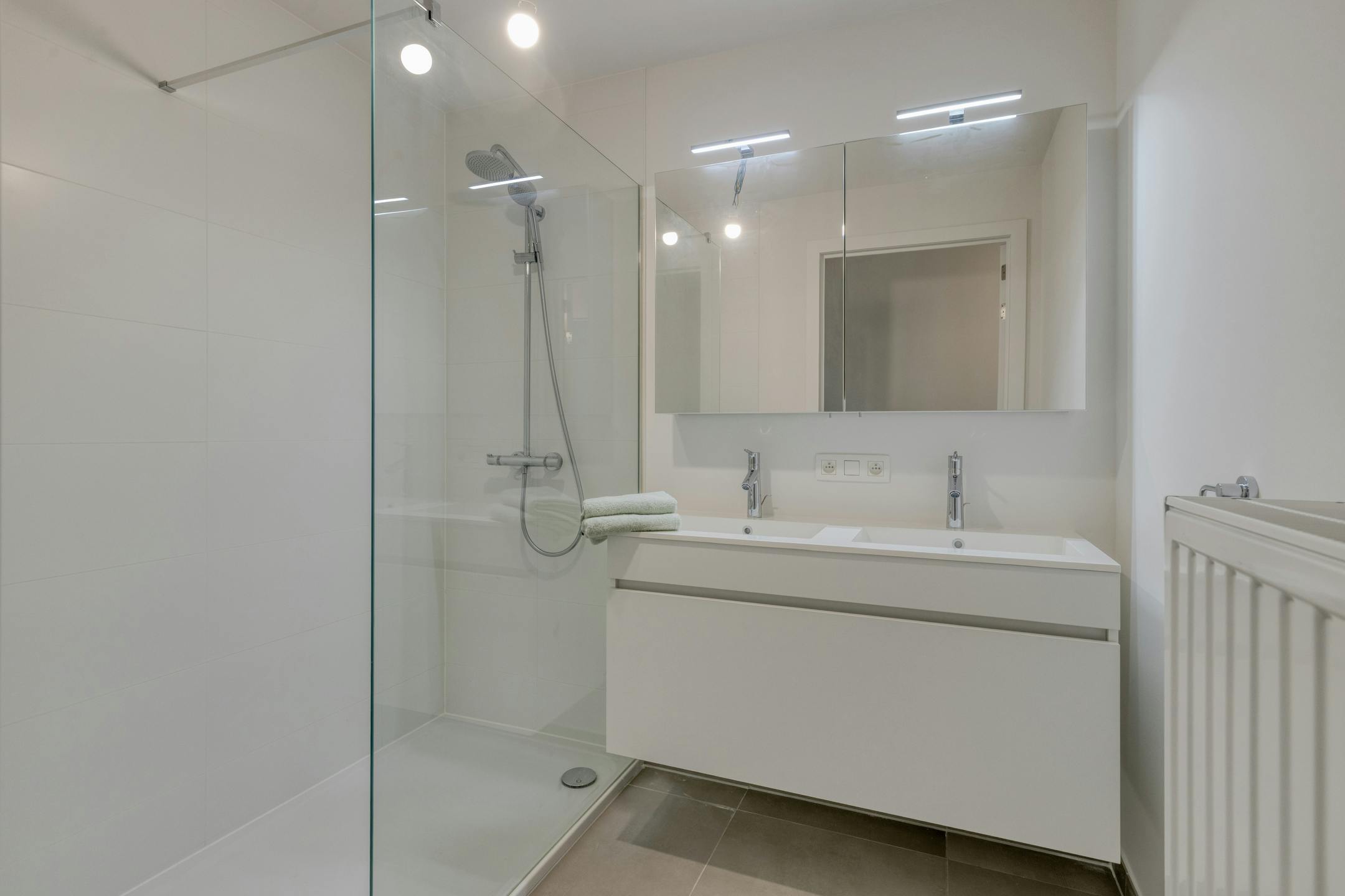 Instapklaar appartement in parktuin nabij hartje Roeselare! foto 11