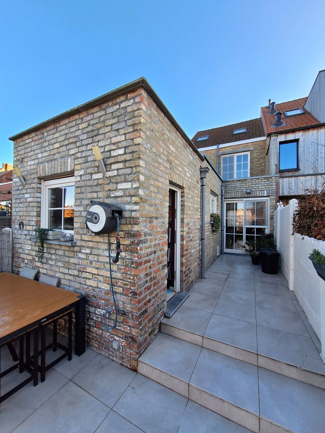 Gerenoveerde instapklare woning met terras en tuin foto 15