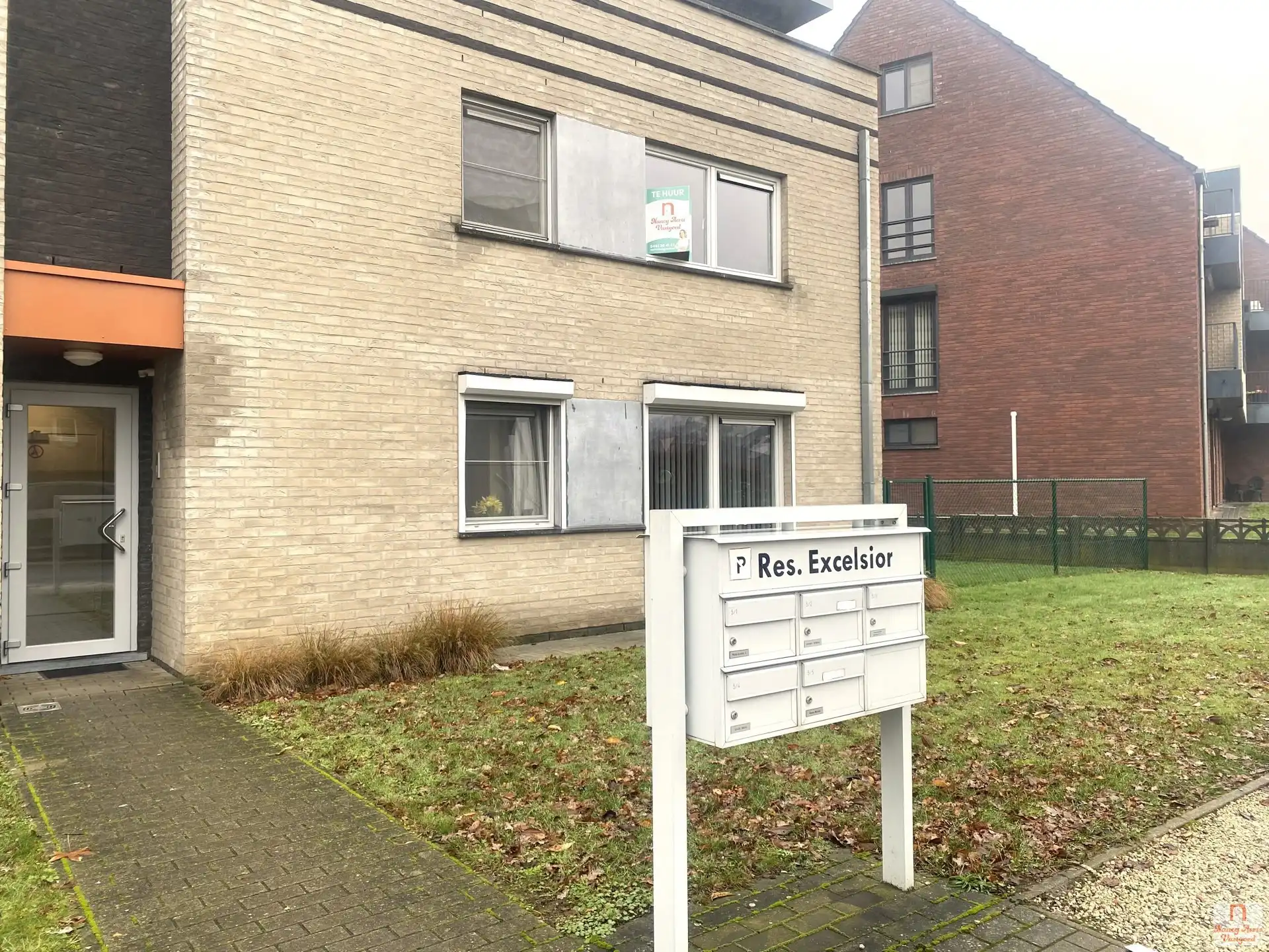 Modern appartement met 2 slaapkamers, terras en parking foto 2
