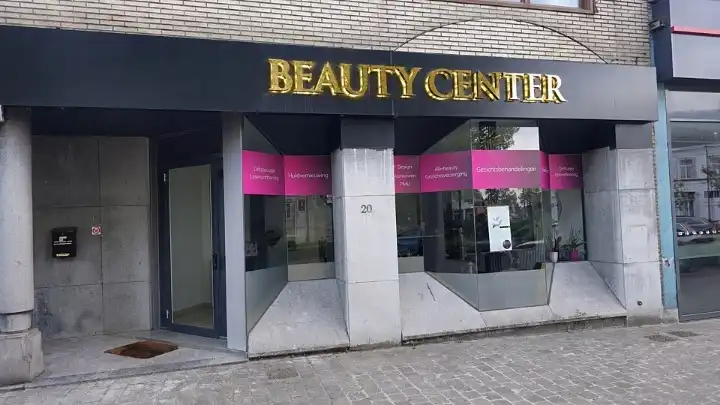 Ruim handelspand met wellness, tuin en tal van mogelijkheden op 1.360 m² grond foto {{pictureIndex}}