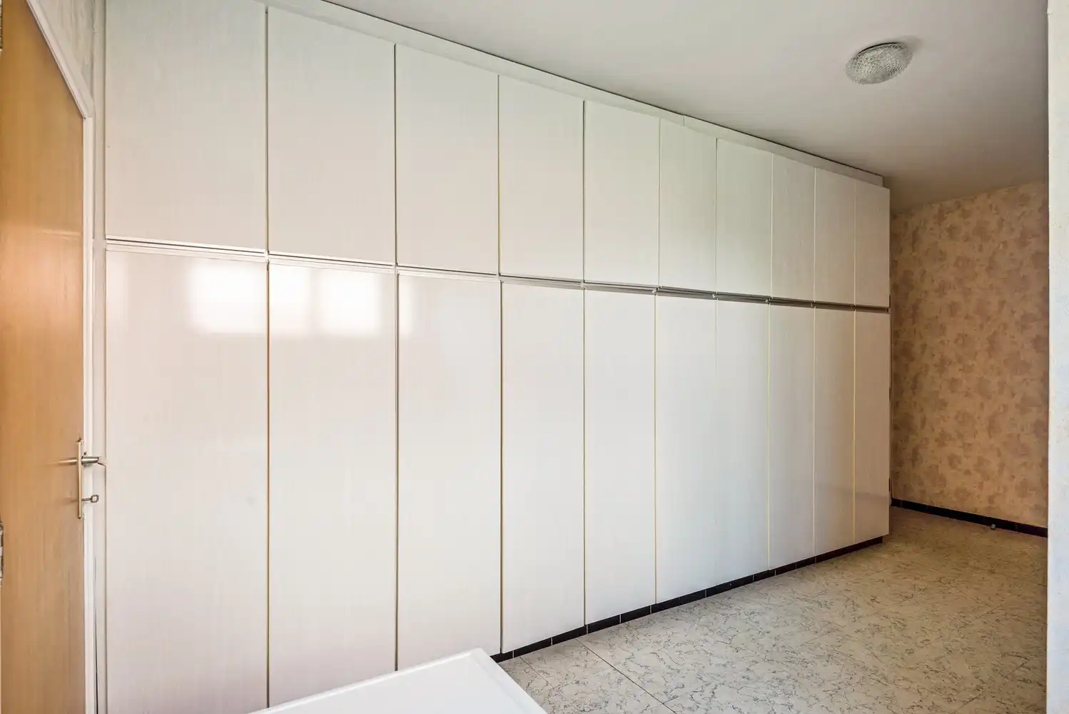 Ruime te renoveren woning met achterliggend weiland (4042m²) te Oelegem! foto 9