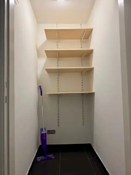 NIEUW GESCHILDERD APPARTEMENT MET DRIE SLAAPKAMERS EN GARAGE foto 6