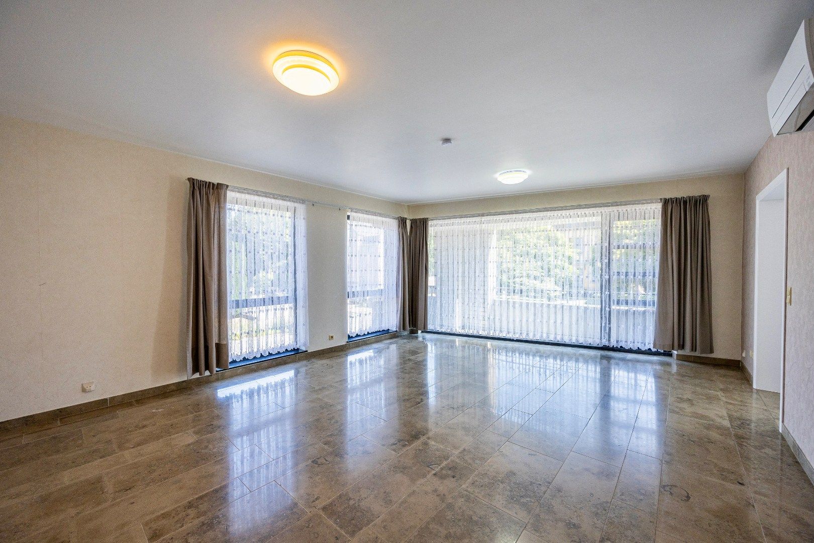 Instapklaar en energiezuinig appartement met 2 slpk te Buizingen. foto {{pictureIndex}}