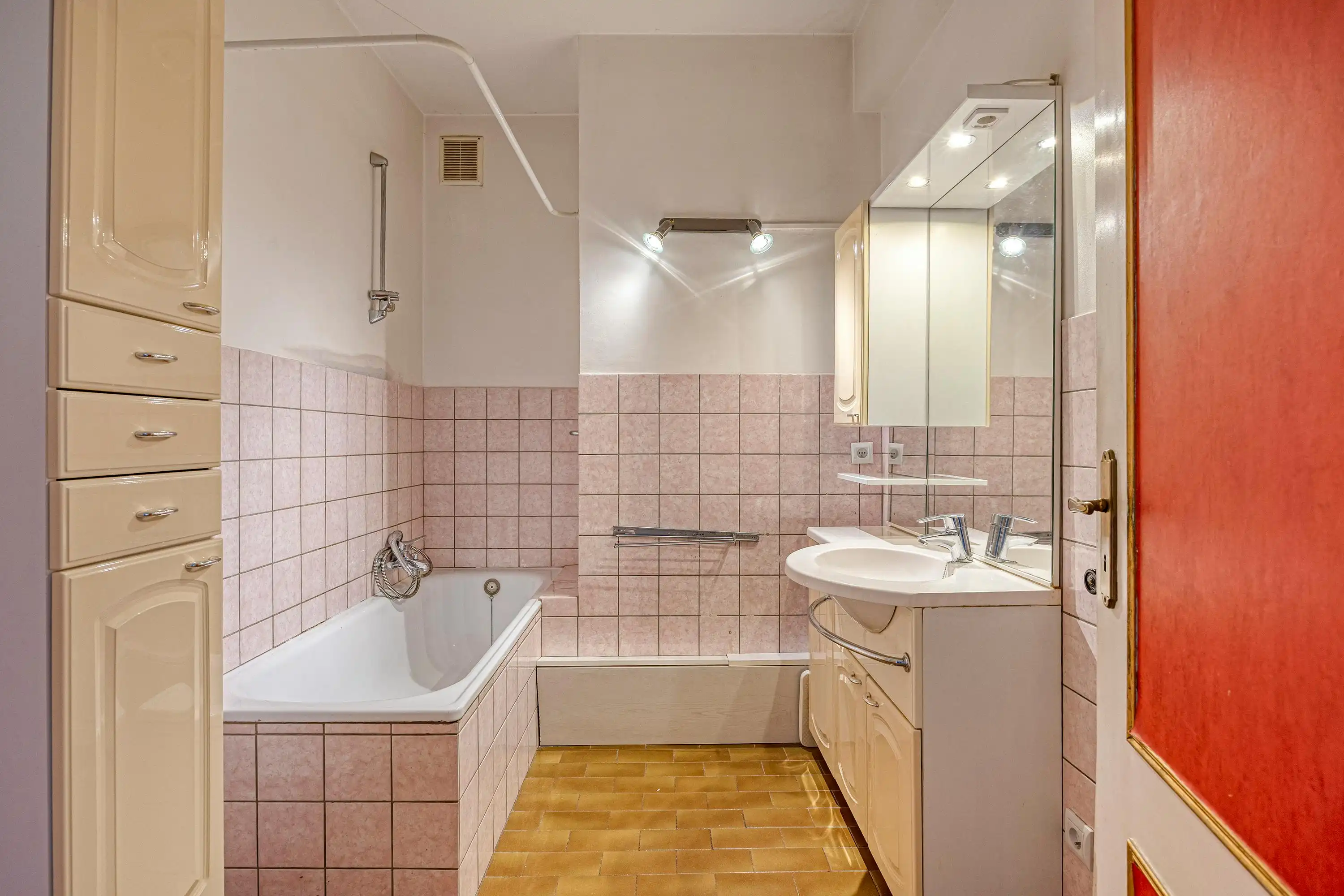 Ruim appartement met 2 terrassen te koop in Merksem foto 14