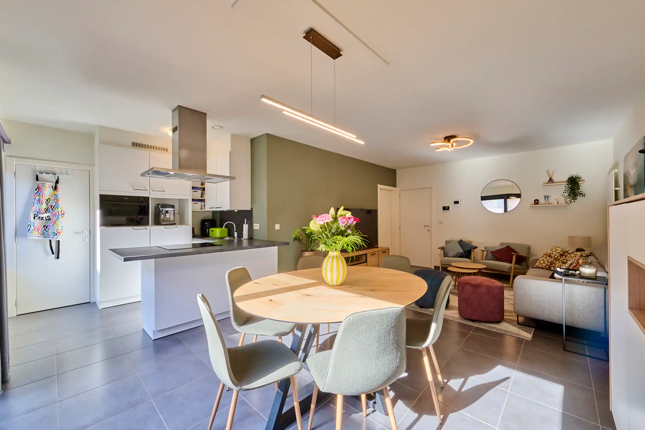 Glv 2slpk appartement, tuin met terras, parking en berging  foto 3