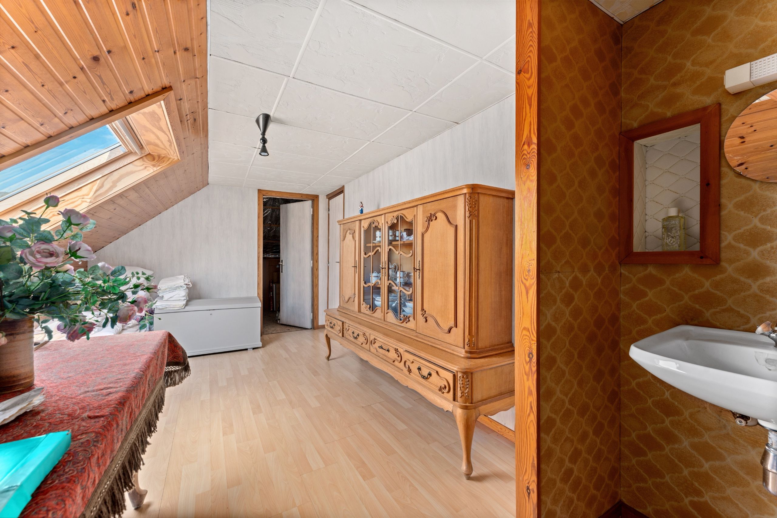 Charmante op te frissen woning met atelier in residentiële buurt foto 14