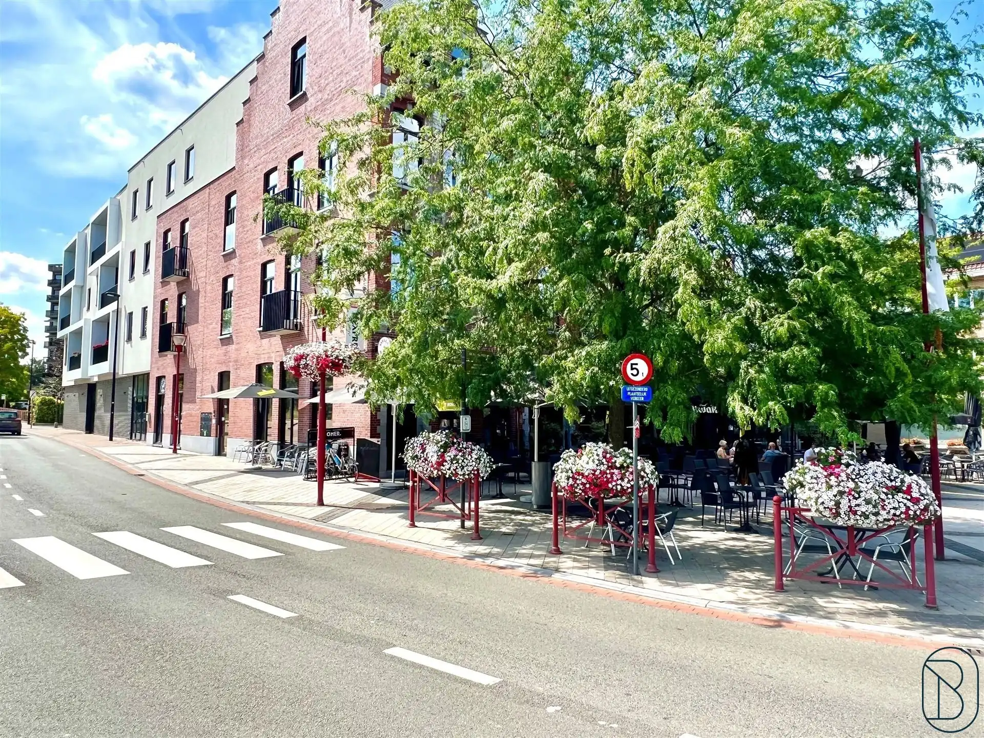 TOPGELEGEN recente MODERNE HORECAZAAK met GROOT TERRAS! foto 2