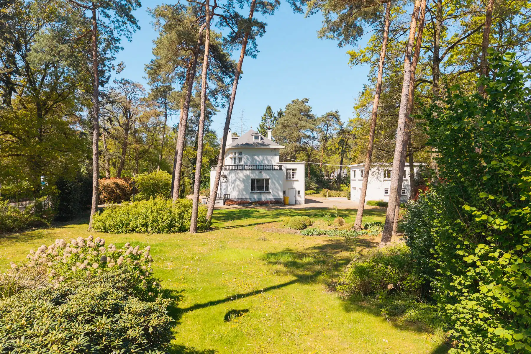 Karaktervilla op royaal perceel met enorm potentieel foto 29