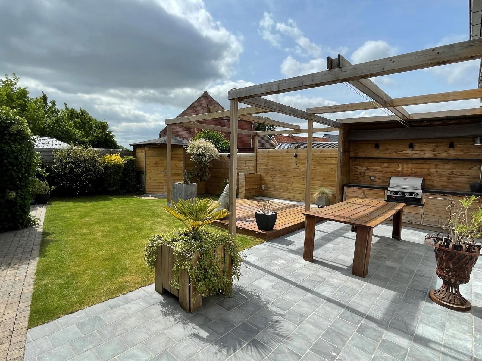 Instapklare woning met oprit, garage en zuidgerichte tuin foto 2