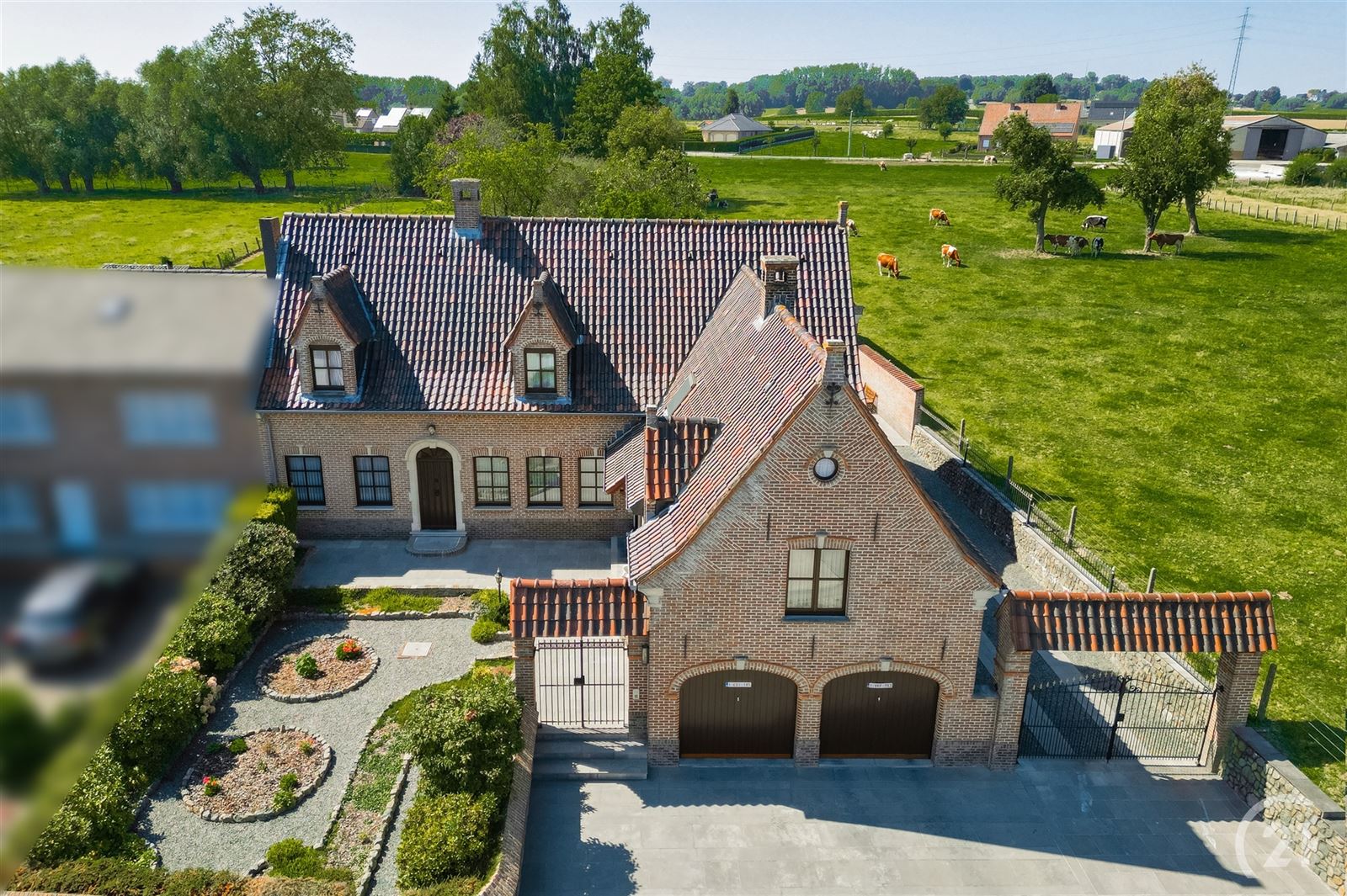Dubbele gezinswoning of woning met praktijkruimte op 43are90 foto {{pictureIndex}}