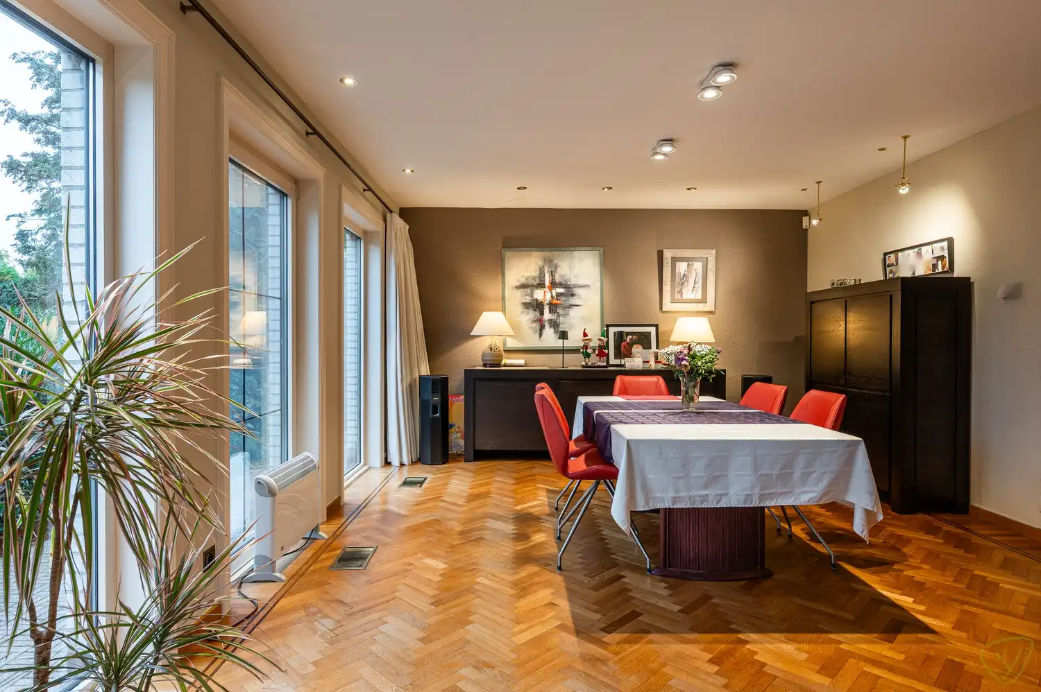 Kwalitatief afgewerkte woning met praktijkruimte en uitzonderlijk ruime kelderverdieping foto 6