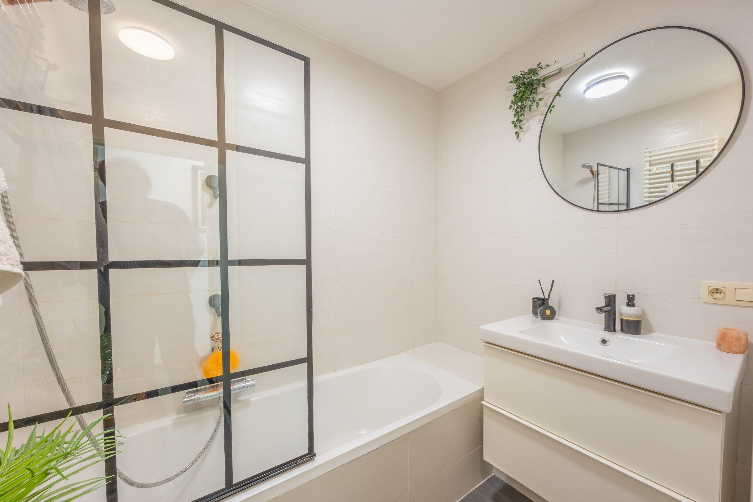 Instapklare halfopen woning met drie slaapkamers en tuin foto 9