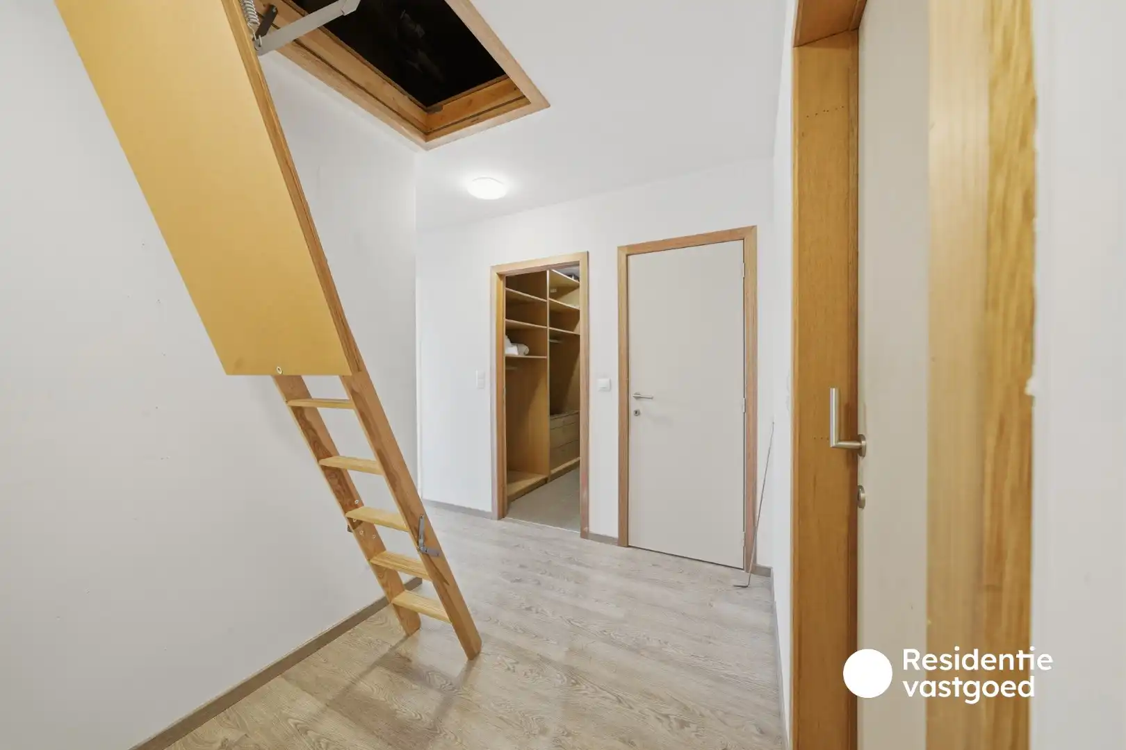 Recente en instapklare woning met 3 slaapkamers, garage en tuin te Zandvoorde! foto 22