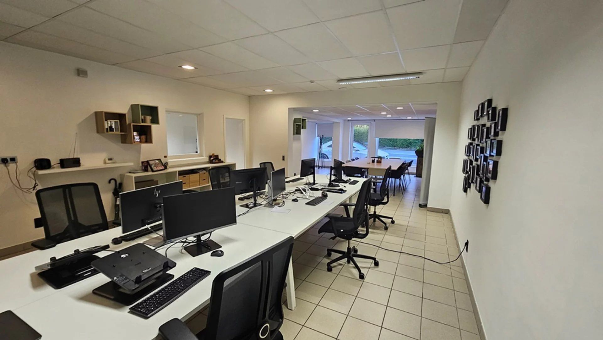 Moderne kantoorruimte met uitbreidingsmogelijkheden, gelegen net buiten de grote ring van Hasselt. foto {{pictureIndex}}