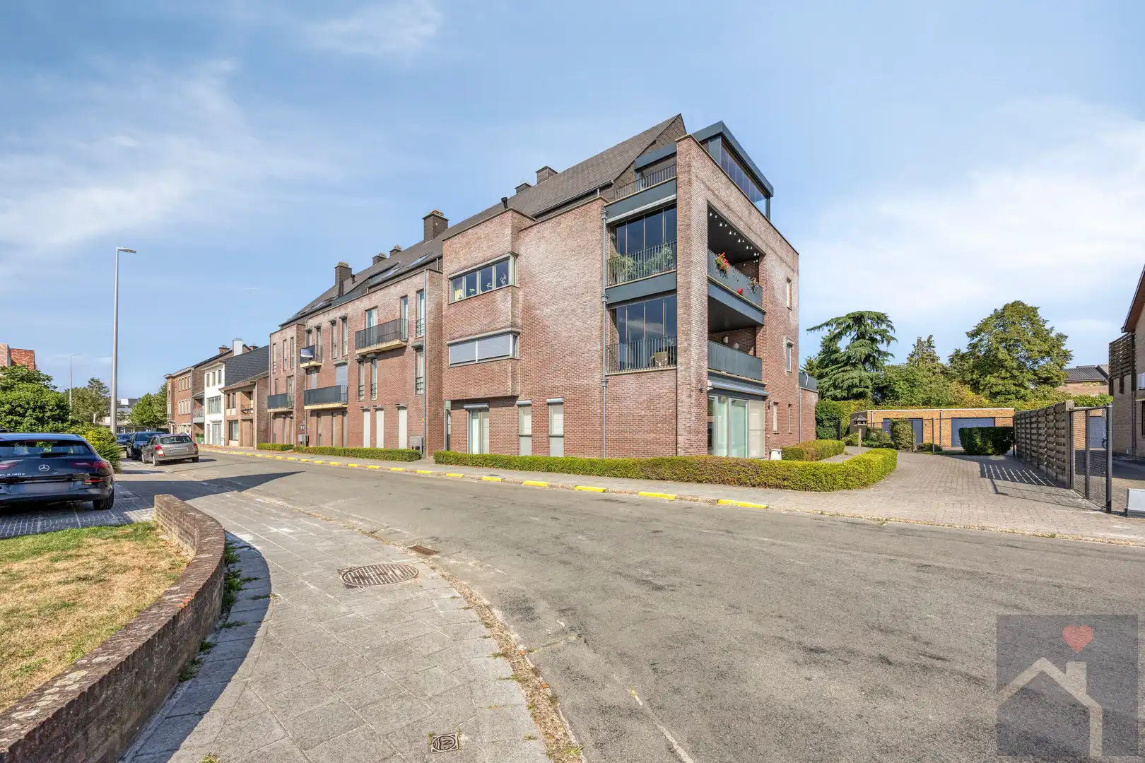 Instapklaar 2-slaapkamerappartement met terras, parking & berging in centrum Overpelt foto 22