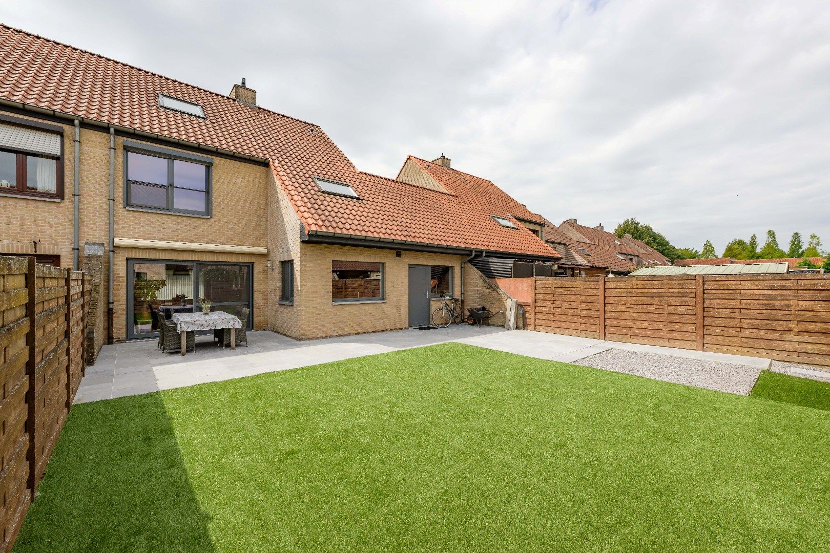 PERFECT ONDERHOUDEN &  ENERGIEZUINIGE WONING MET TUIN & GARAGE  foto 2