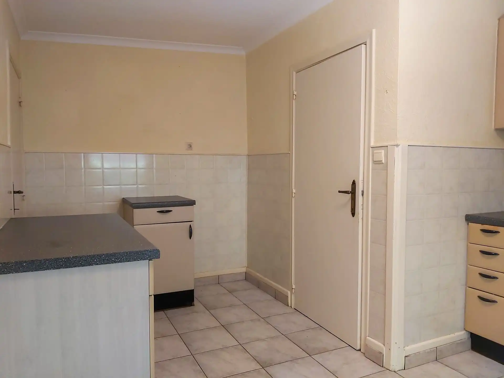 Te renoveren woning met 3 slaapkamers, garage en tuin in Maasmechelen! foto 7