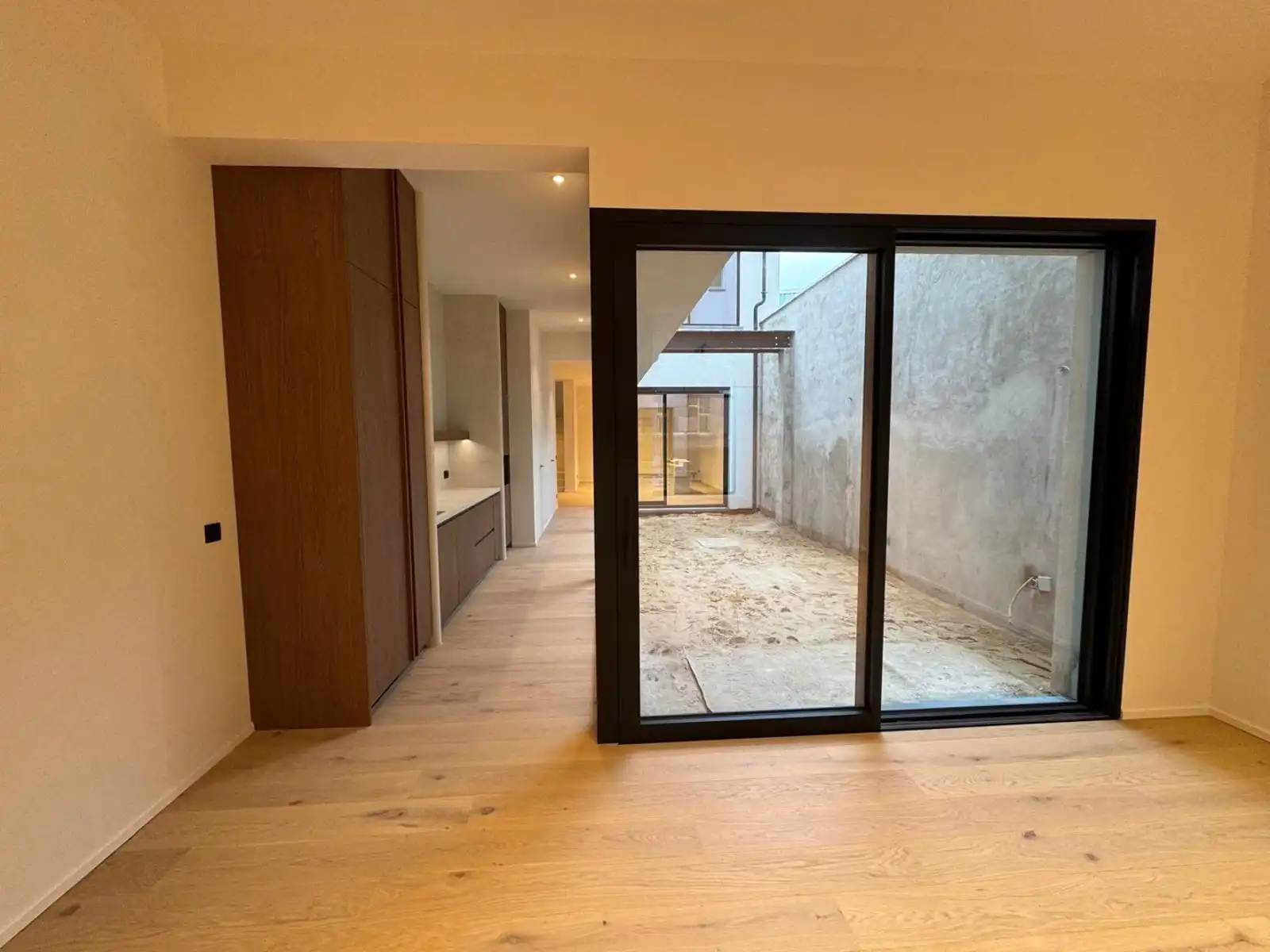 Multifunctionele handelsruimte met patio foto 3