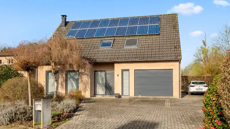 Villa van 209m² met 4 slaapkamers en zeer mooie tuin op 17 are foto 2