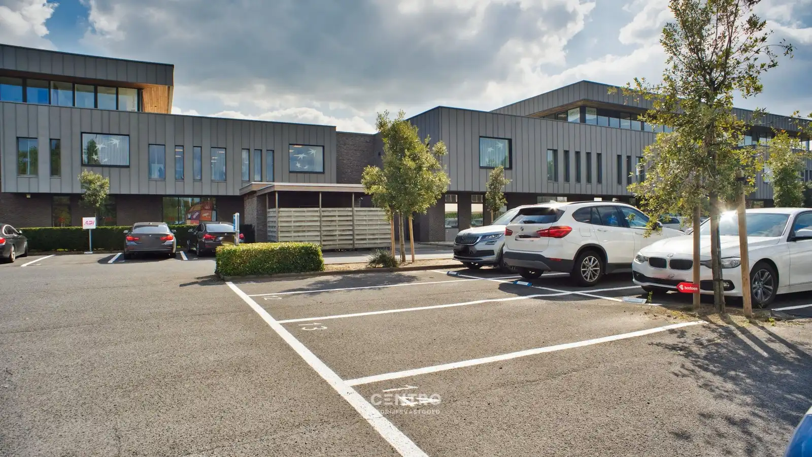 VERNIEUWDE en INSTAPKLARE KANTOORRUIMTEN (259m² en 337m²) op een UITSTEKENDE LOCATIE langs de AUTOSNELWEG te Loppem (Brugge-Zedelgem)! foto 15