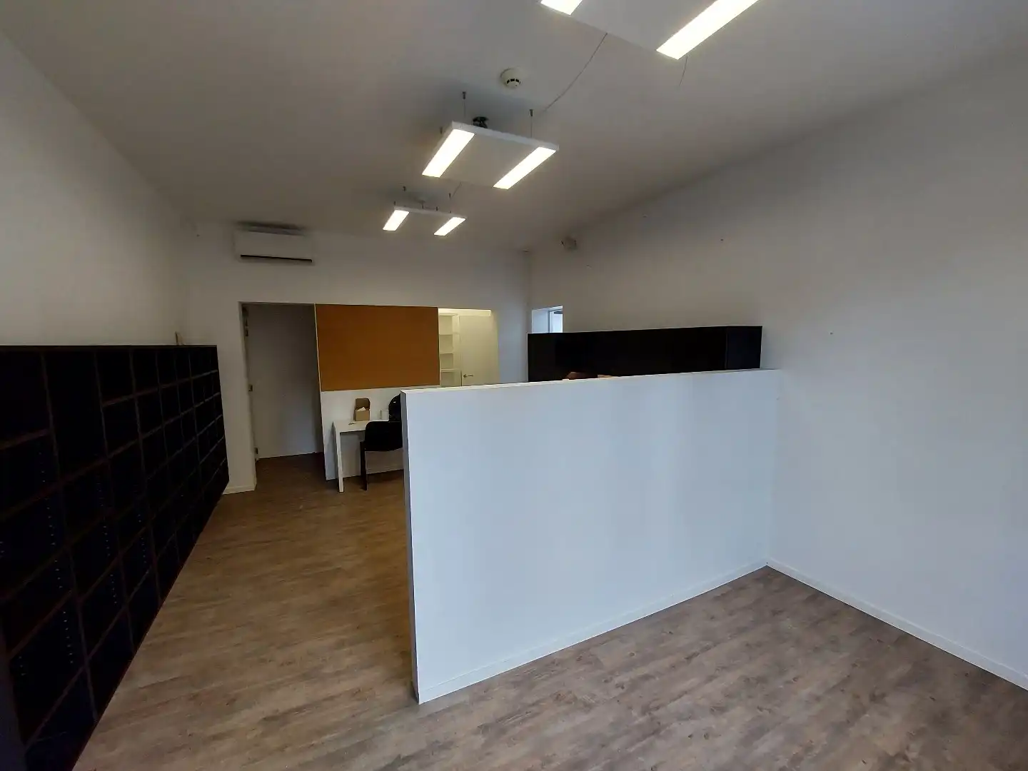 Strategisch gelegen kantoorruimte (48m²) nabij de rechtbank en het station. foto 2