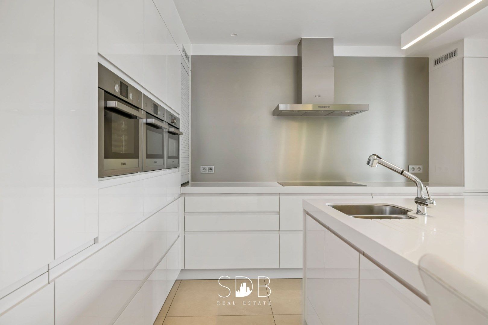 Prachtige villa met zwembad, paardenstallen, paddock en grasland op 1,3HA foto 16